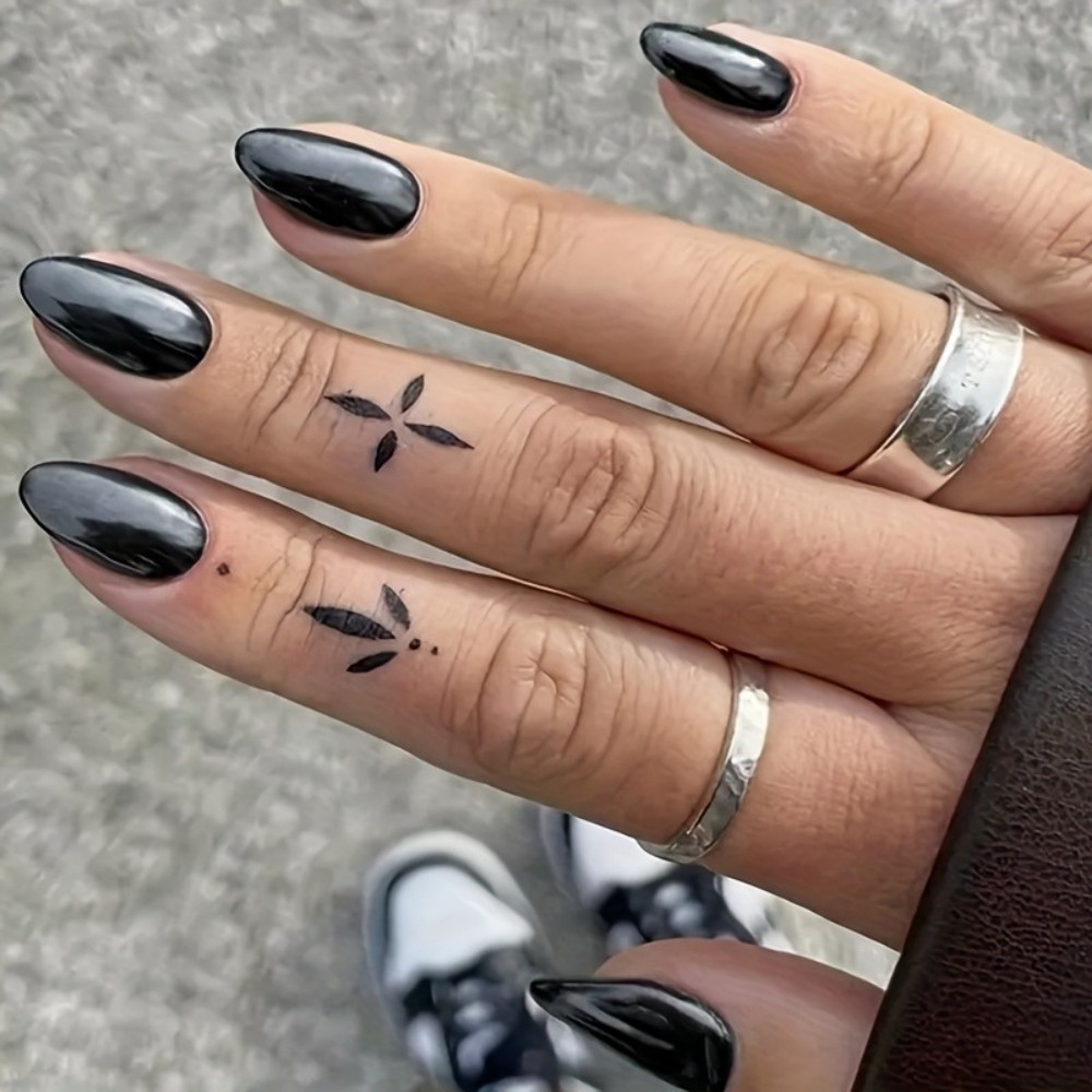 أظافر صناعية متوسطة الطول بلون - مراجعة Nail Art Gothic وسعره